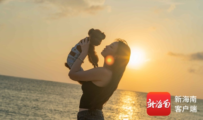 市民游客在海口荣山寮海滩上拍照。记者 刘孙谋 摄