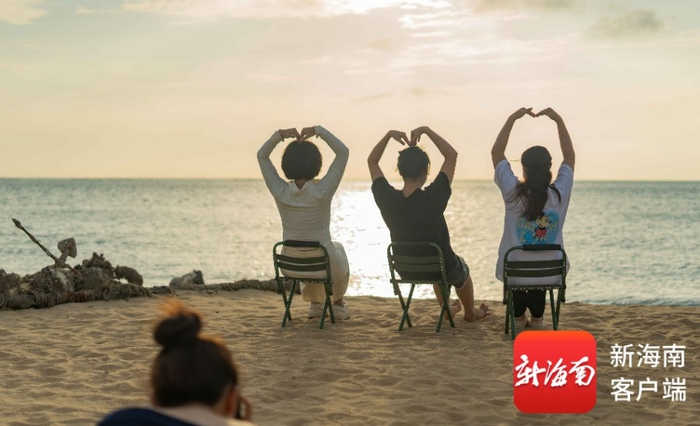市民游客在海口荣山寮的海滩上合照。记者 刘孙谋 摄