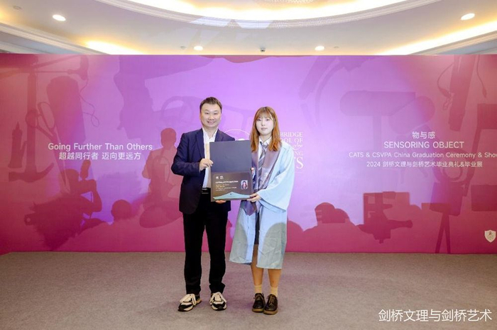 图:CSVPA上海校区毕业典礼Leni和校长合影