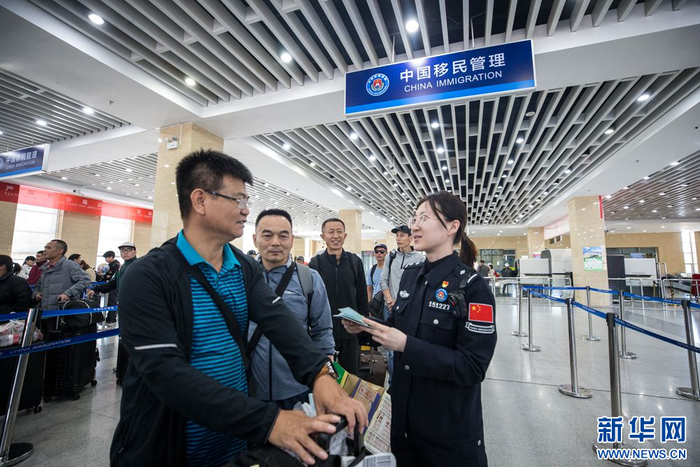 5月19日，二连出入境边防检查站移民管理警察为旅客提供通关咨询。新华网发（郭鹏杰 摄）