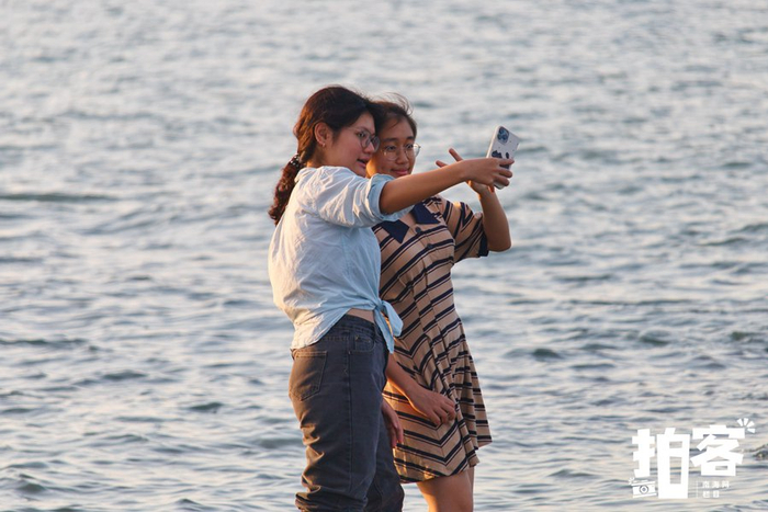 市民游客用捕捉海口假日海滩欢乐瞬间。南海网拍客栏目摄影师 黄逸轩 摄