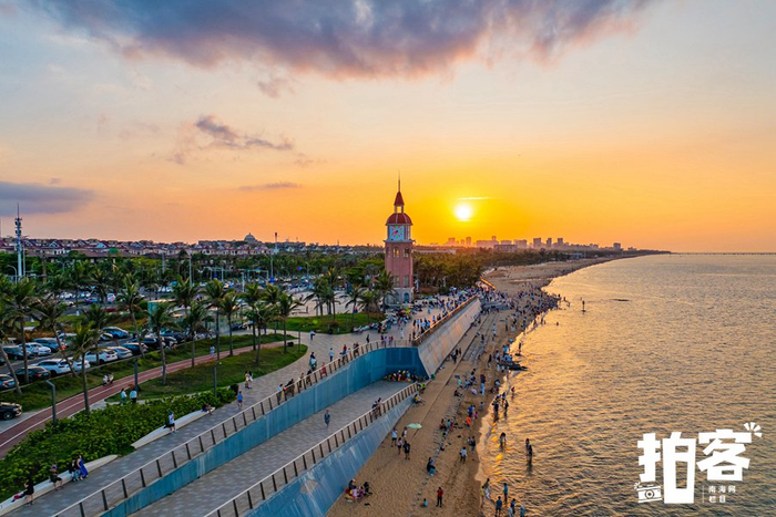 海口假日海滩藏着夕阳下的欢乐密码。南海网拍客栏目摄影师 黄逸轩 摄