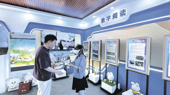 青少年体验“天宫一号”VR设备。刘珂瑜 摄