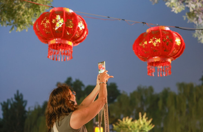 5月16日，什刹海，外国游客拍摄高挂的大红灯笼。