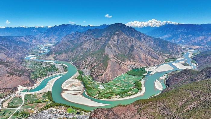 通过持续推进金沙江防护林建设，位于丽江市石鼓镇的“长江第一湾”生态环境保护修复成效明显，碧绿江水缓缓流淌。 记者 陈飞 摄