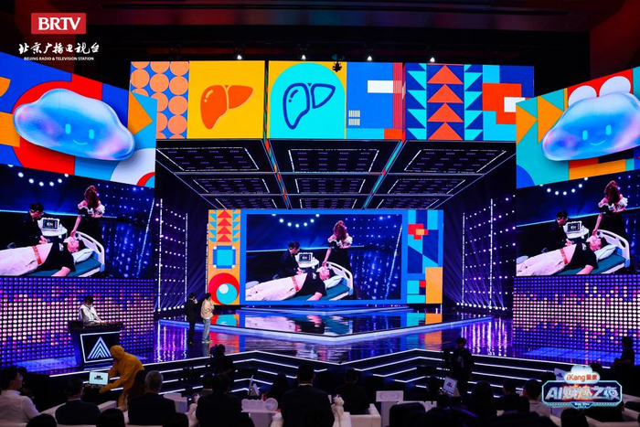 王主任现场进行肝脏无创定量检测