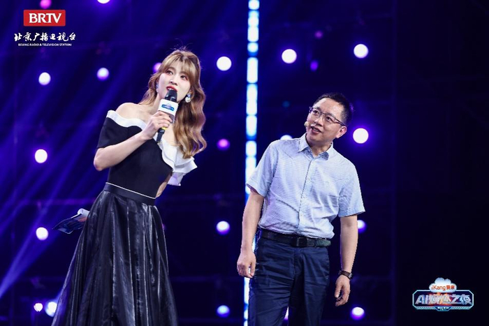 右：北京回龙观医院精神科主任医师谭淑平