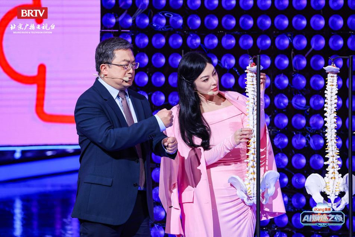 左：首都医科大学附属北京朝阳医院骨科学科主任藏磊