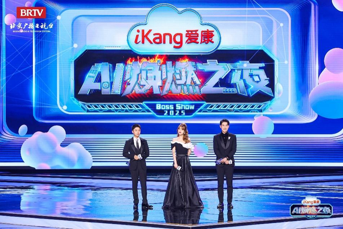 左起：主持人孙扬、悦悦、陈正飞