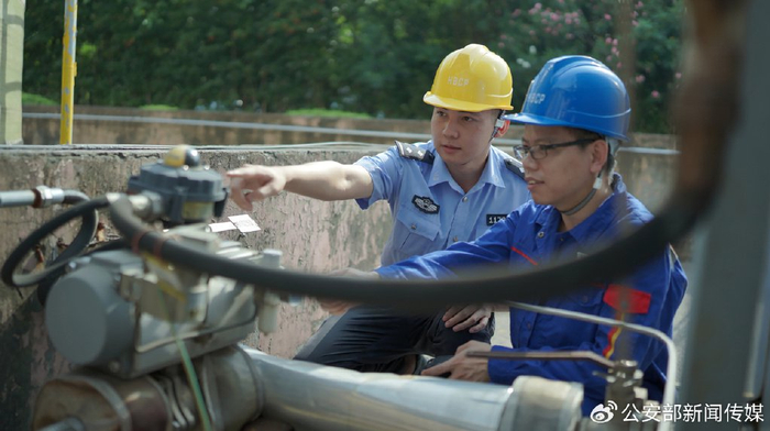 5月20日，浙江省杭州市公安局钱塘分局临江派出所民警来到企业排查安全隐患。（杭州市公安局供图）