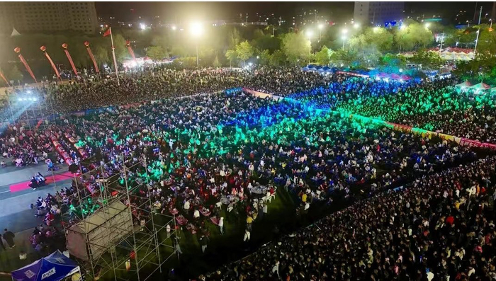 5月17日，十几万名游客齐聚杭锦后旗陕坝镇，引爆全民美食文旅大热潮。