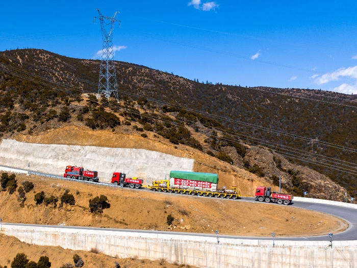 （图为换流变压器运输途中）