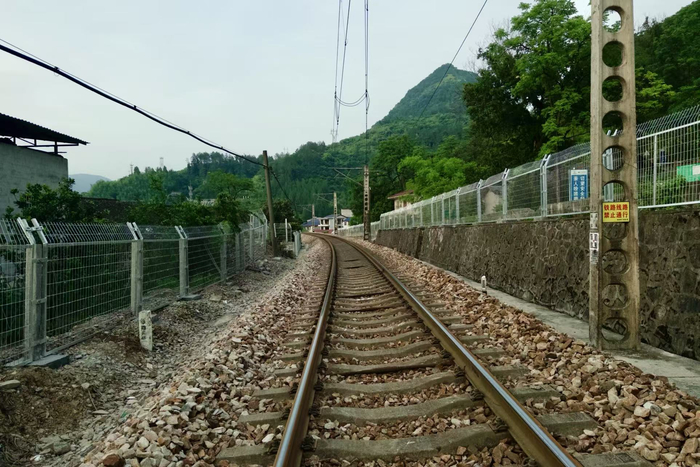 刘先勇家边上，已经安装完成的护栏图源：时代周报记者 傅一波