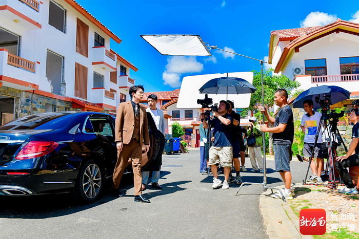 剧组花絮照。