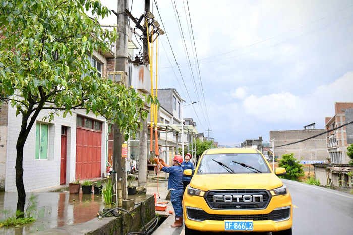 南方电网贵州毕节供电局工作人员使用交直流故障查找仪进行故障点定位。刘凯摄