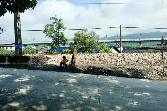 尚未安装护栏的宋家湾村 图源：时代周报记者 傅一波