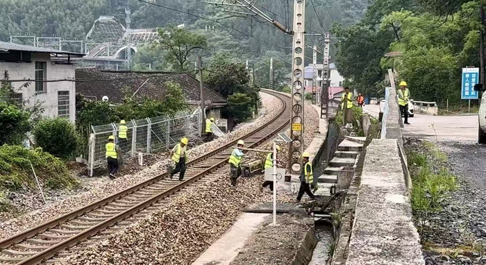 正在安装护栏的施工队伍图源：时代周报记者 傅一波