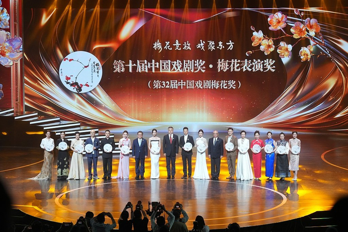 15名梅花表演奖获奖演员合影。 中新社记者 张亨伟 摄