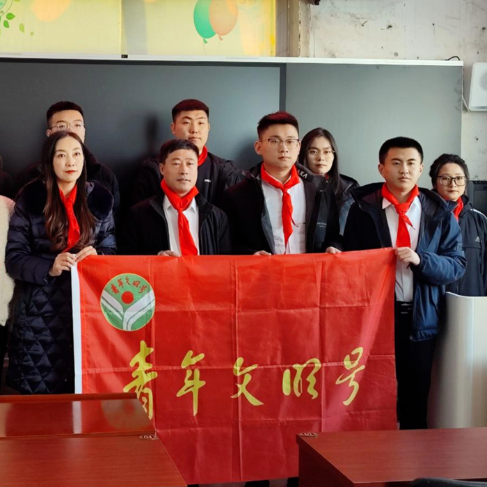 ▲张照斌（前排右二）此前参加志愿活动的留影