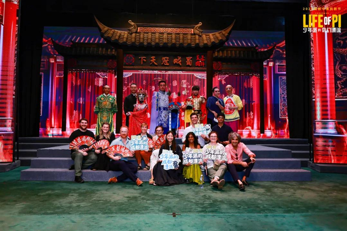 剧组与川剧演员合影