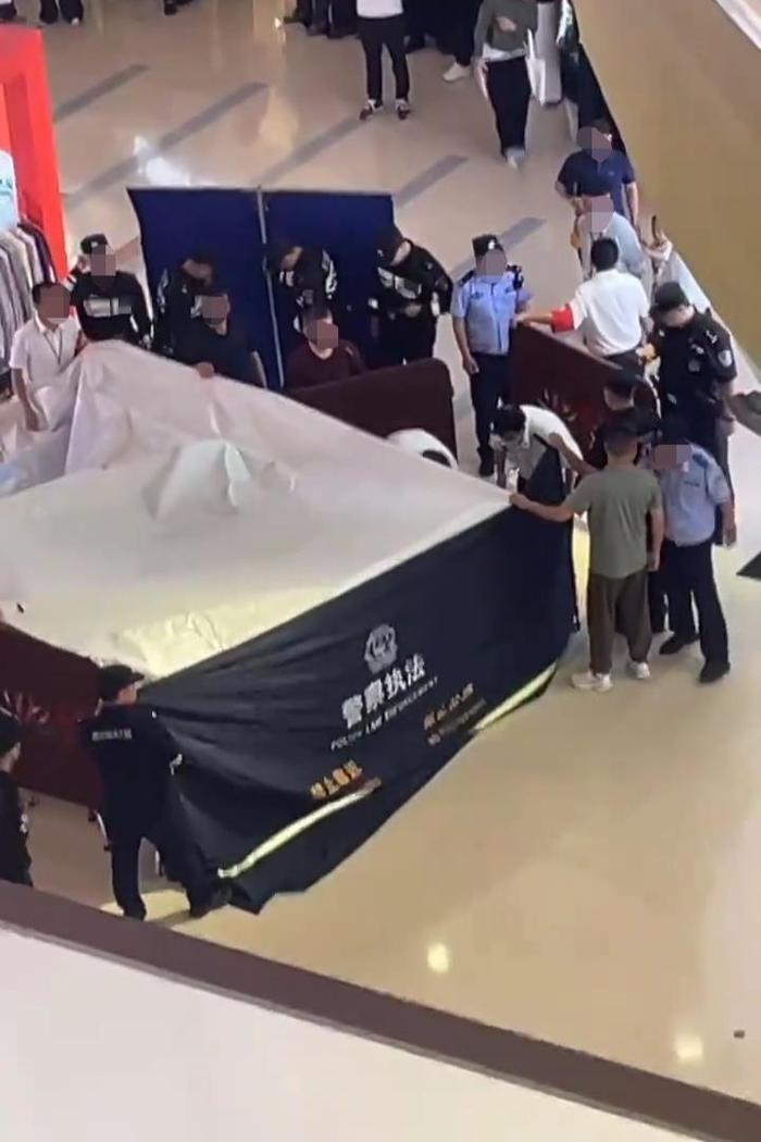 江苏扬州一商场有人高坠，急救部门：已不幸身亡