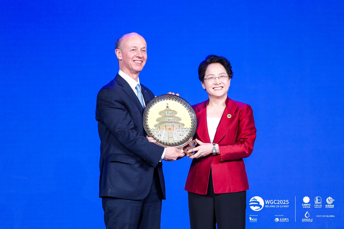 图为国际燃气联盟现任主席李雅兰向意大利籍继任主席安德烈亚·斯泰格尔（Andrea Stegher）赠送信物