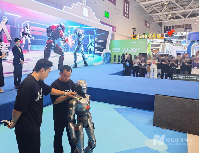众擎机器人现场展示“斧头帮舞” 图片来源：每经记者 陈荣浩 摄