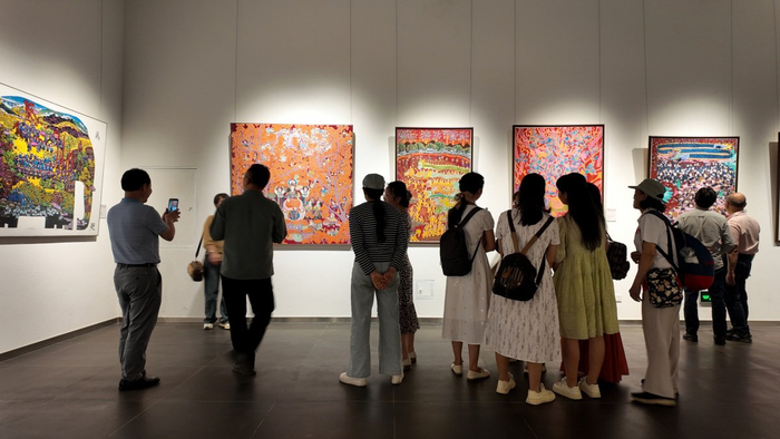 观众在2025年广西农民画大展参观。