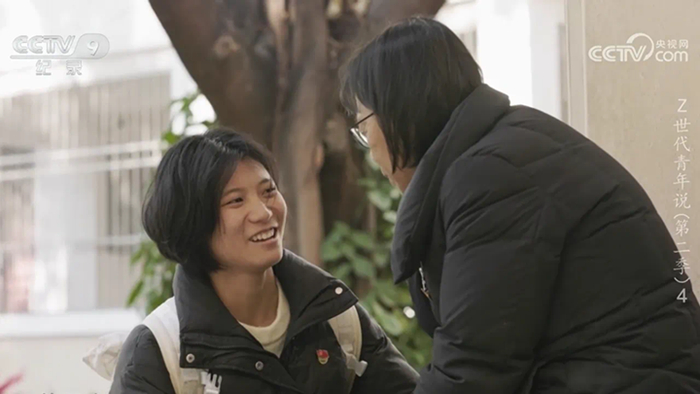 丁王英回母校看望张桂梅老师（视频截图）。（来源：央视网）