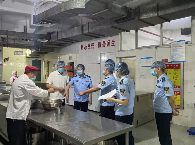三明市市场监管部门开展中高考前学校食堂食品安全工作督导。三明市市场监管局供图
