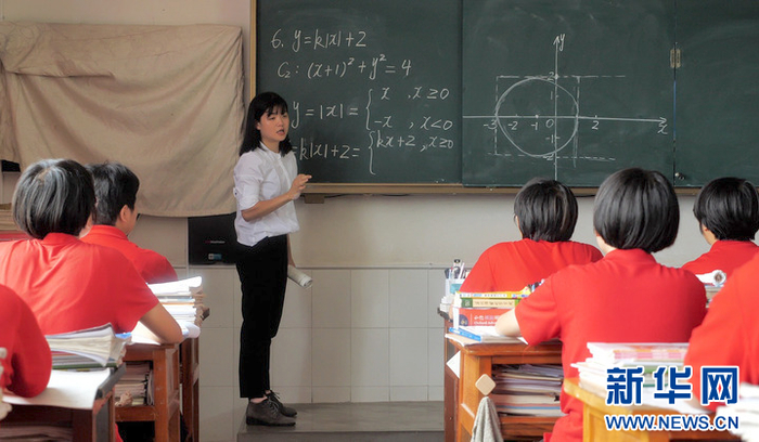 周云丽在给学生们上课（资料图）。（新华社 周磊 摄）