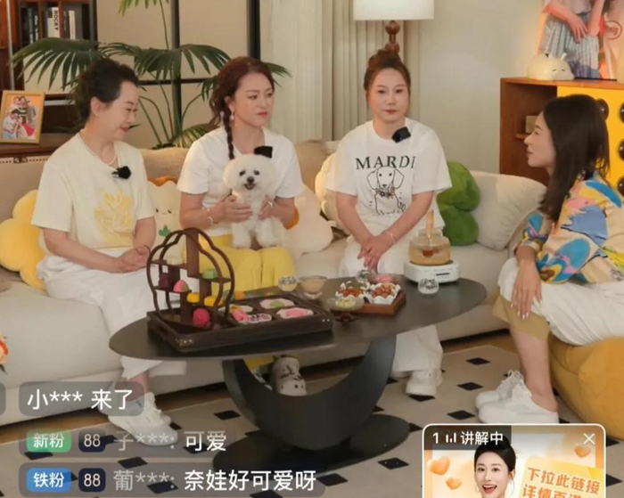 ▲ 李佳琦妈妈（左二）和朱旺旺妈妈（左三）成为“所有爸妈的幸福家”直播间常驻模特。图 / 直播截图