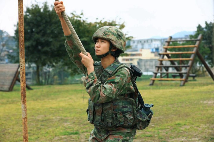 训练中的丁王英（资料图）。（来源：人民陆军微信号）