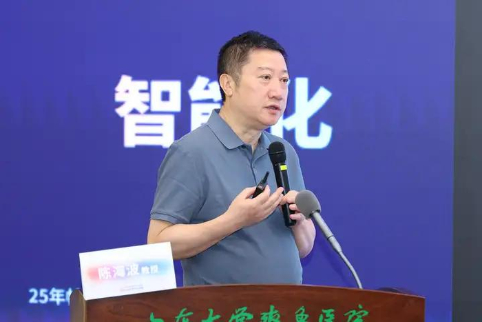 现任中华医学会神经病学分会帕金森病及运动障碍学组组长、北京医院陈海波教授为大会致辞