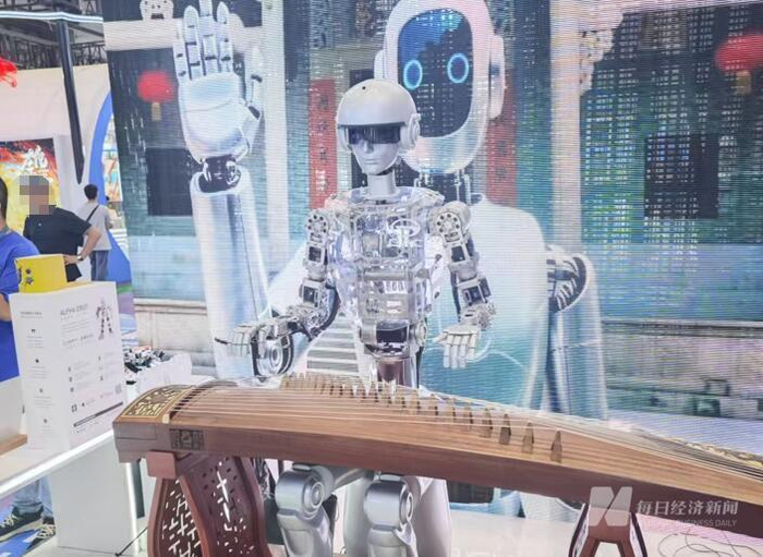 弹钢琴的人形机器人 图片来源：每经记者 陈荣浩 摄