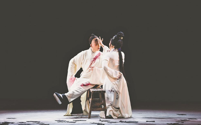 严氏咬破手指，用血帮癫生画网巾。（福建省实验闽剧院供图）