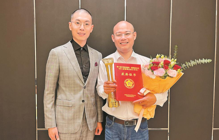 戴先良（右）与《画网巾先生》中癫生扮演者林宇辉（福建省实验闽剧院供图）