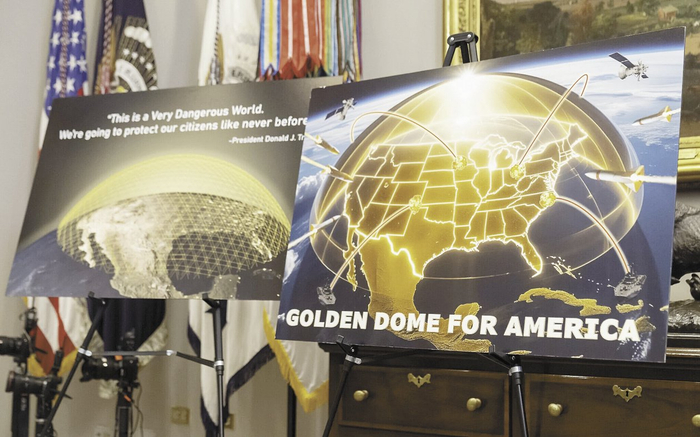 白宫展示的“金穹”导弹防御系统的海报。（图源：CNN）