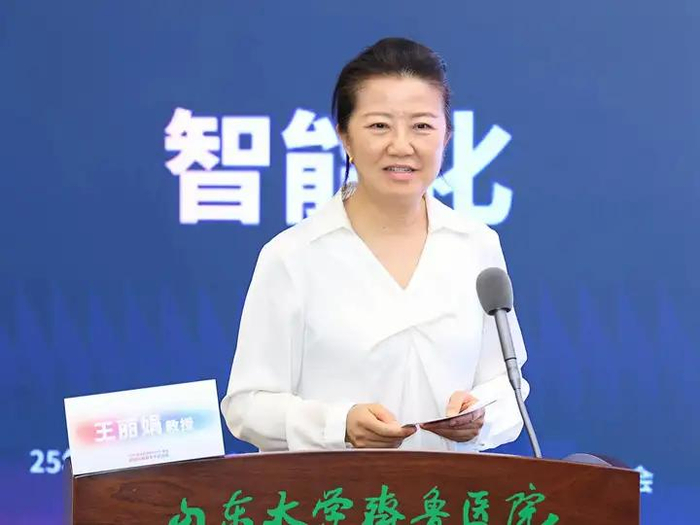 中国医师协会神经内科医师分会帕金森病及运动障碍学组组长、广东省人民医院王丽娟教授为大会致辞