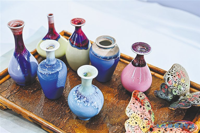 海南红泥陶瓷文化有限责任公司推出高温窑变釉小赏瓶。
