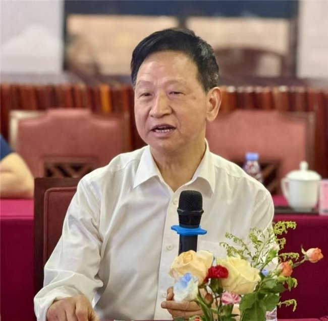 图为:中共湖南省委组织部原副部长、省人社厅原厅长彭崇谷