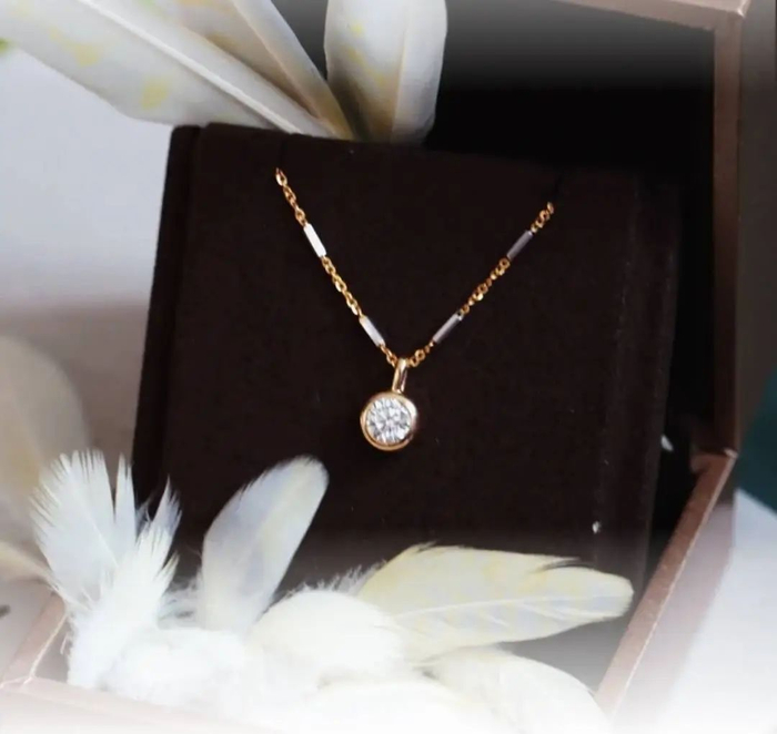 鹦鹉毛发做的钻石。图据芽生·生命钻石官方账号