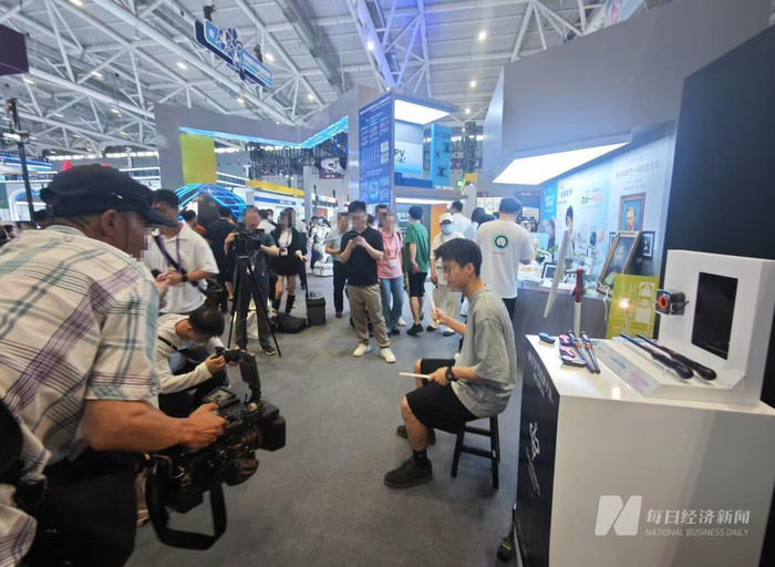 参展商展示“隐形架子鼓设备” 图片来源：每经记者 陈荣浩 摄