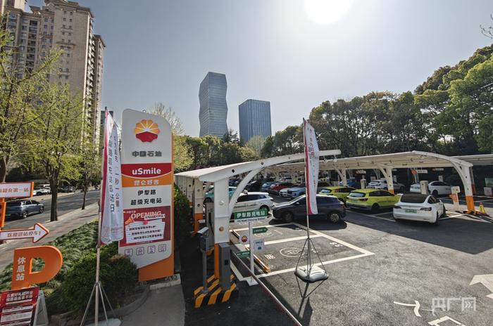 伊犁路超级充电站内600KW全液冷超充桩实现“一秒一公里”（央广网发 上海充换电设施工作委员会供图）