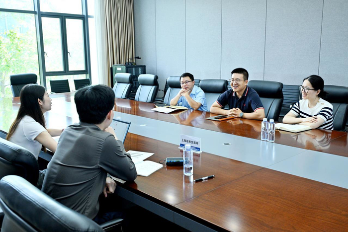 专家与企业展开面对面债券业务问诊（成都市委金融办供图）