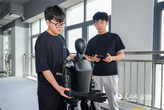 零次方人形机器人科研人员正在调试人形机器人。人民网记者 苗子健摄