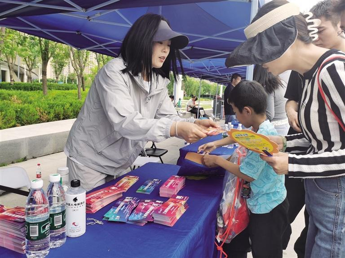 　　市民领取消费券