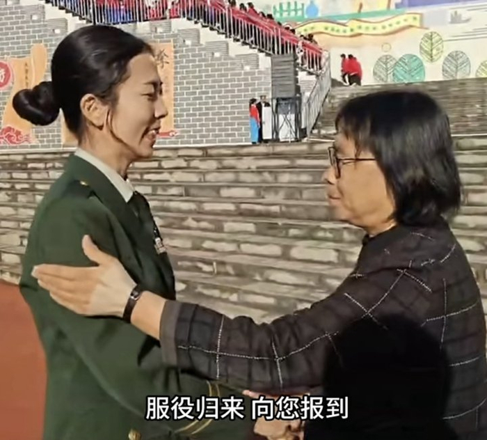 吕朝丽回母校看望张桂梅老师（视频截图）。（来源：华坪县融媒体中心）