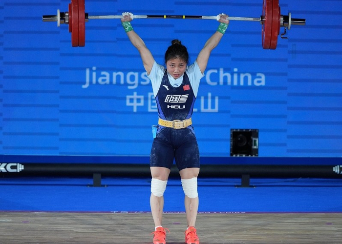 来自湘西的张海琴在2025举重亚锦赛上获得了三项冠军并打破了三项世界青年纪录。图/新华社