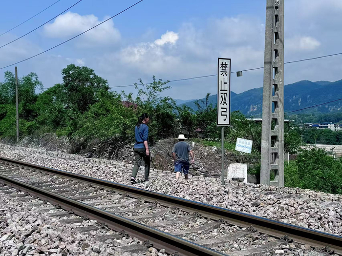 横跨铁轨的村民 图源：时代周报记者 傅一波